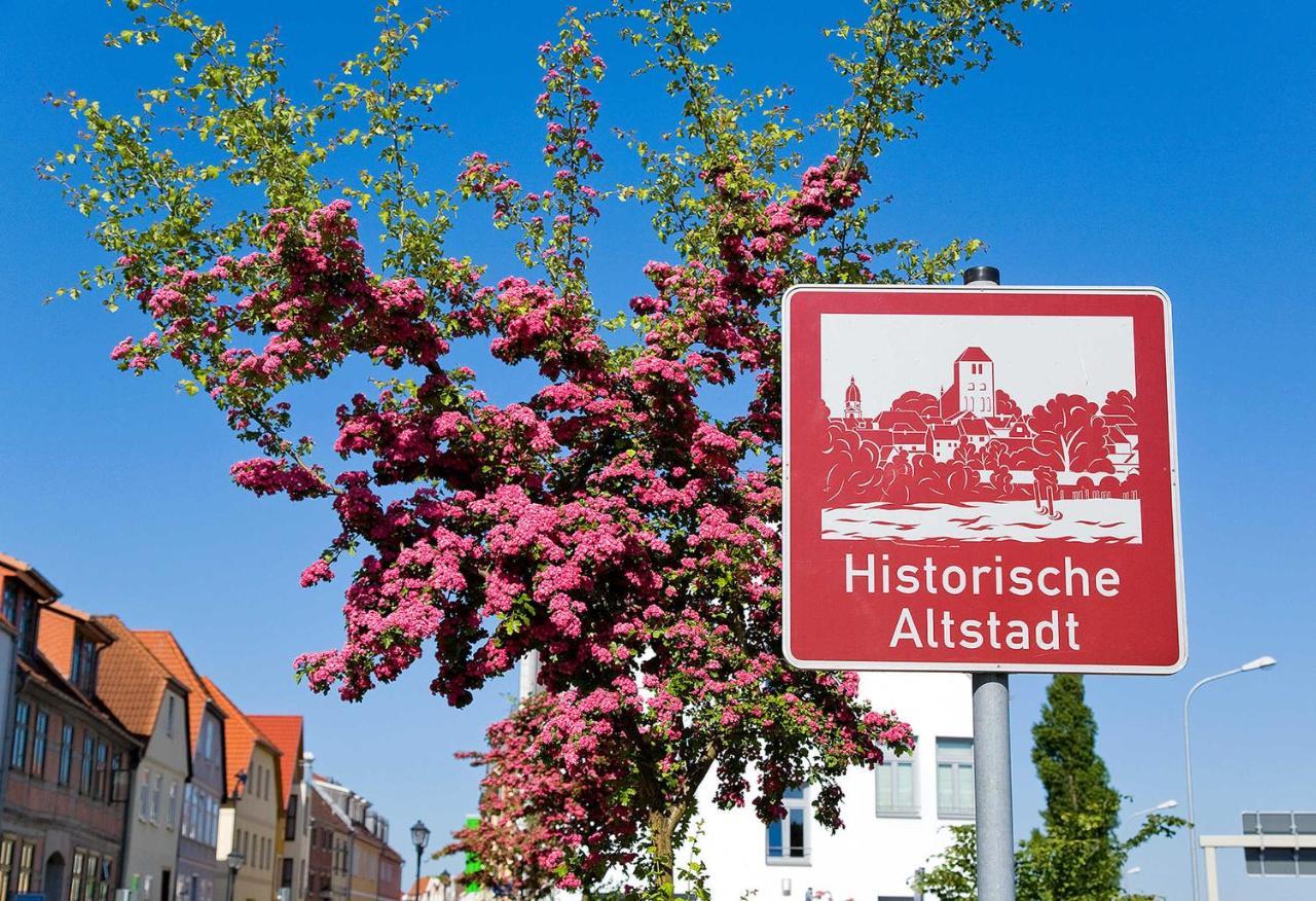 Ferienwohnungen im Altstadtkern von Waren Müritz Exterior foto